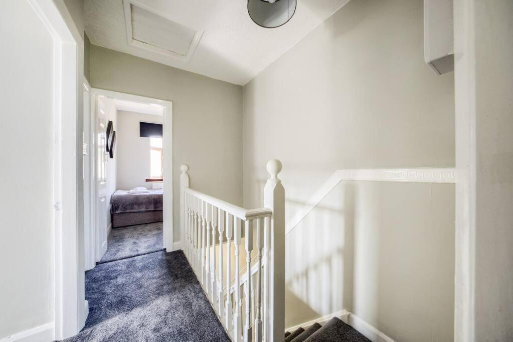 Low Rate - Coventry For 3 Bedroom House With Garden, Free Netflix And Unlimited Wi-Fi - Driveway Parking - Agc المظهر الخارجي الصورة