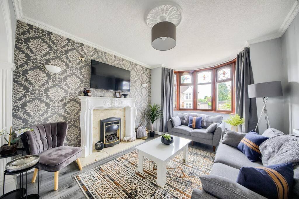 Low Rate - Coventry For 3 Bedroom House With Garden, Free Netflix And Unlimited Wi-Fi - Driveway Parking - Agc المظهر الخارجي الصورة