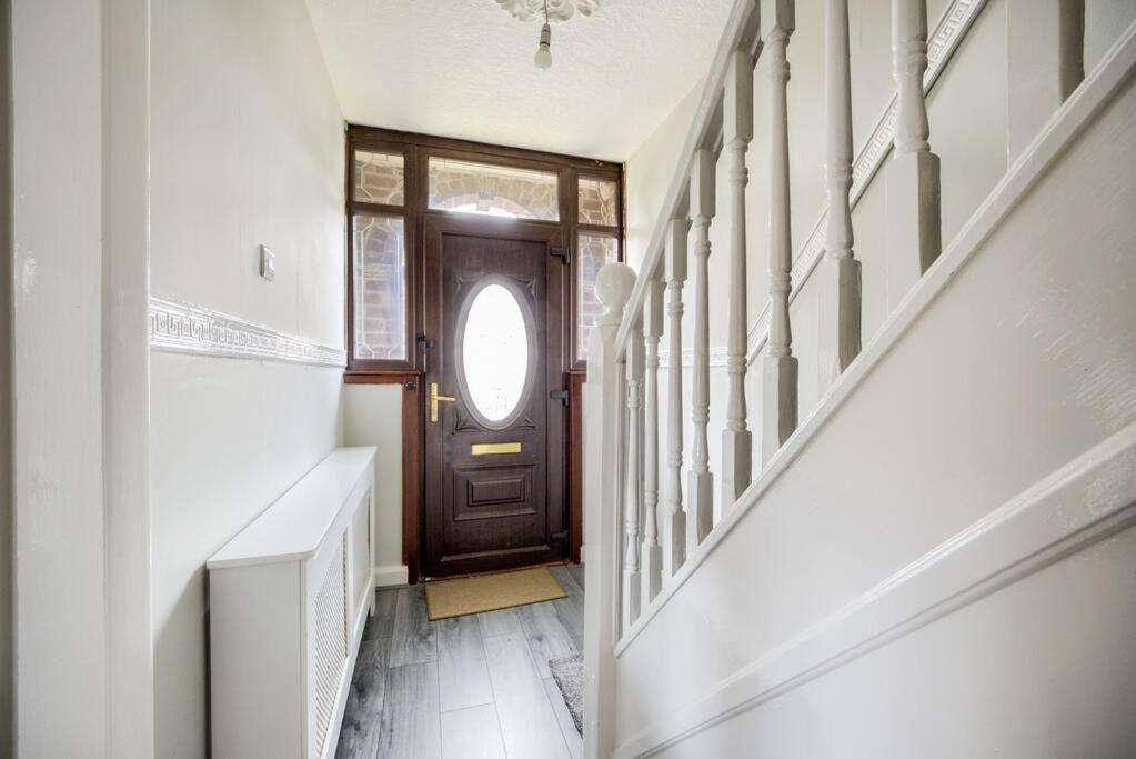 Low Rate - Coventry For 3 Bedroom House With Garden, Free Netflix And Unlimited Wi-Fi - Driveway Parking - Agc المظهر الخارجي الصورة