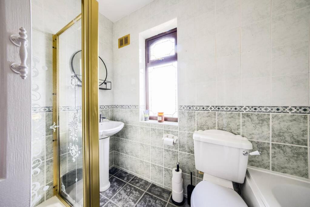 Low Rate - Coventry For 3 Bedroom House With Garden, Free Netflix And Unlimited Wi-Fi - Driveway Parking - Agc المظهر الخارجي الصورة