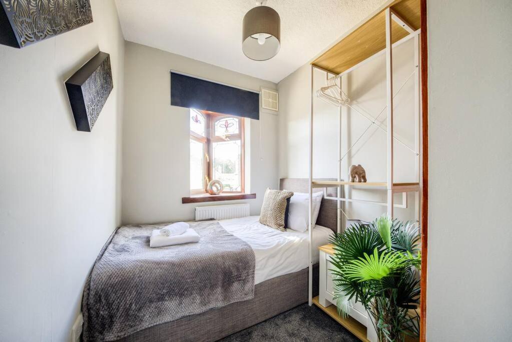 Low Rate - Coventry For 3 Bedroom House With Garden, Free Netflix And Unlimited Wi-Fi - Driveway Parking - Agc المظهر الخارجي الصورة