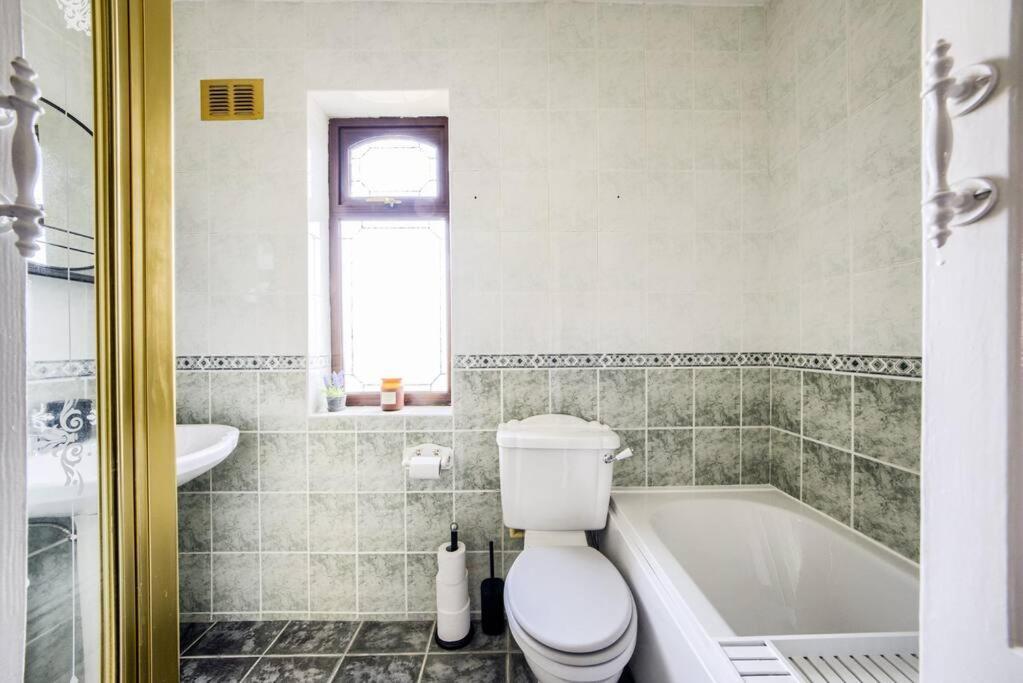 Low Rate - Coventry For 3 Bedroom House With Garden, Free Netflix And Unlimited Wi-Fi - Driveway Parking - Agc المظهر الخارجي الصورة