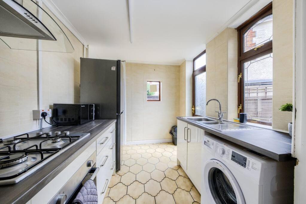Low Rate - Coventry For 3 Bedroom House With Garden, Free Netflix And Unlimited Wi-Fi - Driveway Parking - Agc المظهر الخارجي الصورة